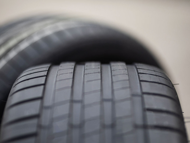 Bridgestone führt neue Leichtbau-Reifentechnologie Enliten ein, welche den Rollwiderstand eines Reifens um bis zu 20 Prozent reduziert